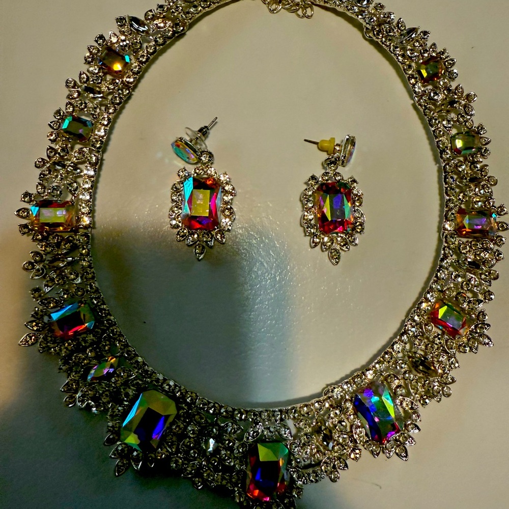 Siver choker with stones